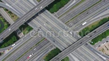 高速公路交汇处的空中景观-运输概念镜头。